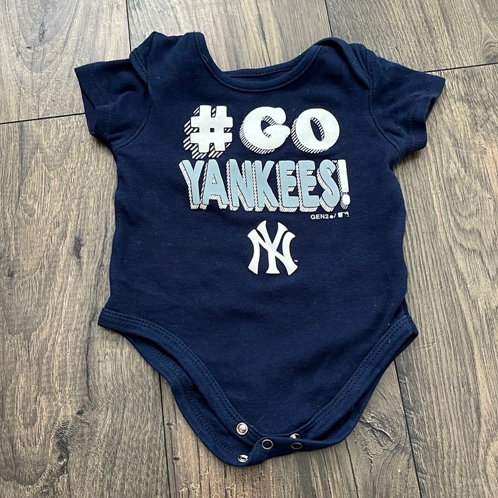 Yankee fan onesie 6/9mo